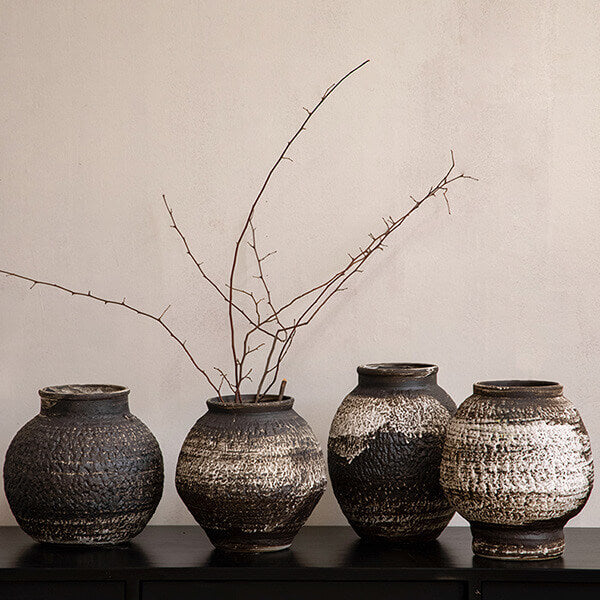 Descubra la elegancia tranquila con los jarrones de arcilla