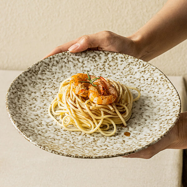 Plato rústico beige con motas marrones Vajilla Wabi-Sabi – TOUKOKU