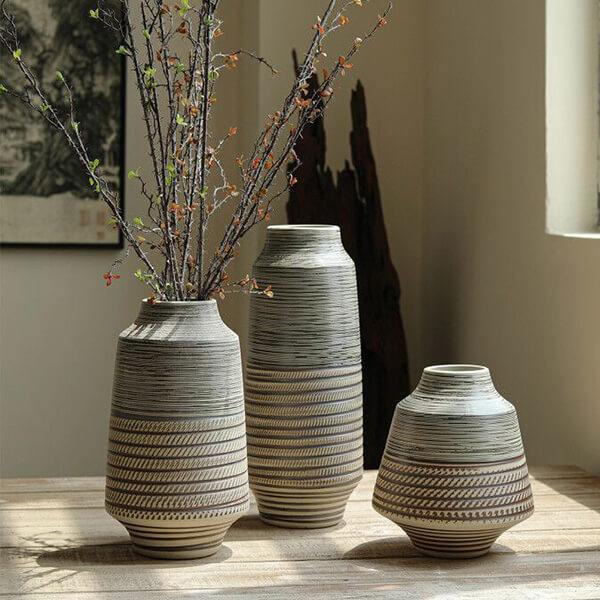 Vase en poterie grossière de style Wabi-Sabi