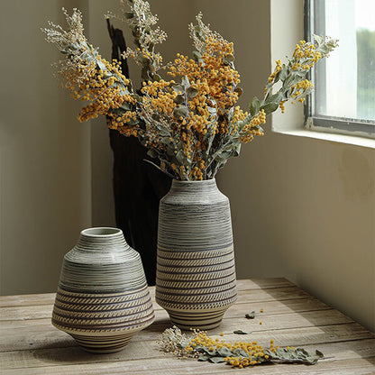 Vase en poterie grossière de style Wabi-Sabi